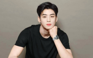 Cha Eunwoo ASTRO Berangkat Latihan Berkuda, Wajah Sempurna Bikin Netter Lupa Bernapas