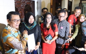 Baiq Nuril dan Menkumham Serahkan Permohonan Amnesti ke Jokowi