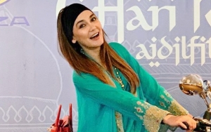  Luna Maya Ngakak Ekspresif Nonton Video Dikira Tertawakan Vlog Bulan Madu Syahrini-Reino Barack