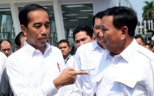 Akhirnya Bertemu, Warganet Ini Buktikan Jokowi-Prabowo Sudah Lama Saling Mencari di MRT