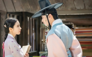 Shin Se Kyung - Cha Eunwoo Alami Sejumlah Krisis Ini di Foto Adegan 'Rookie Historian Goo Hae Ryung'