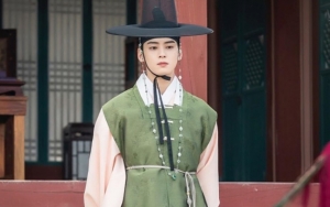 Cha Eunwoo Sangat Fashionable di Lokasi Syuting 'Rookie Historian Goo Hae Ryung'