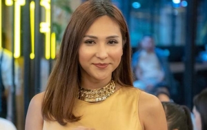 Dena Rachman Dilamar Pria Bule dan Berencana Menikah, Ini Tanggapan Sang Bunda