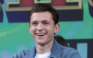 Tom Holland Bikin Fans Patah Hati Gara-Gara Mesra Bareng Cewek Misterius