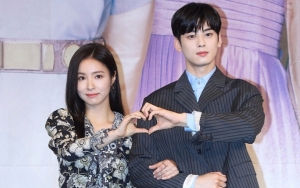 Cha Eunwoo Terlalu Tampan di Preskon Drama, Shin Se Kyung Diejek Kalah Cantik