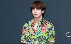 V BTS Setengah Sadar di Bandara, Netizen Soroti Wajah Tampan dan Hanbok Modern