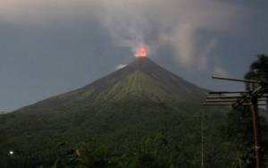 Sinar Api Muncul di Puncak Gunung Karangetang, PVMBG Sulut Lakukan Pemantauan