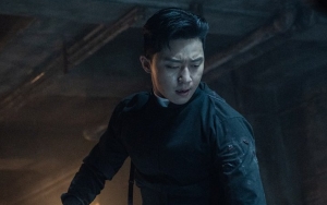 Park Seo Joon Sebut Kostum Pendeta di 'The Divine Fury' Terlalu Ketat