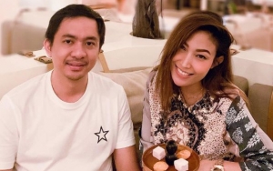 Dikenal Galak, Foto Suami Ayu Dewi Jadi Brondong Tampan Sambil Melongo Digoda Mirip Anak Kuliahan