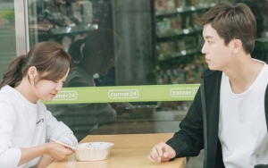 Yeon Woo Jin Gagal Sogok Kim Sejeong dengan Uang di Foto Adegan 'I Wanna Hear Your Song'