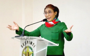 Menteri Susi Pakai Sepatu 'Plastik' Demi Kurangi Sampah di Laut, Warganet Puji Habis-Habisan
