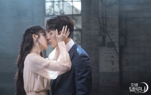 IU Sebut Dirinya Imut Saat Foto Bareng Yeo Jin Goo di Lokasi 'Hotel Del Luna'