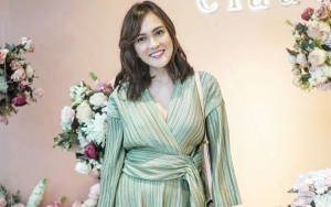  Shandy Aulia Babymoon 'Nekat' Pose Pakai Baju Transparan Tipis Di Ranjang, Begini Kata Netizen