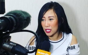 Dewi Sanca Posting Foto Tidur Bareng Cowok, Sindir Anak Kepala Dinas 