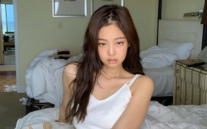 BLACKPINK Modis di Bandara, Jennie Paling Menonjol dengan Baju Umbar Belahan Dada