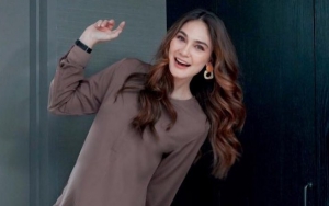 Luna Maya Unyu Ngemil Kuaci, Gaya Bobok Cantik Temani Asisten di Pesawat Bikin Terharu