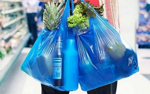 Anies Baswedan Bakal Larang Penggunaan Plastik Sekali Pakai, Warga Pasar Tradisional Protes