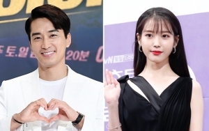 Ngefans Berat, Song Seung Heon Berikan Hadiah Manis Ini pada IU