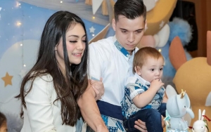 Celine 'Bumil Cantik' Pakai Gaun Terawang Seksi, Putra Stefan Tanpa Baju Tak Takut Masuk Angin?