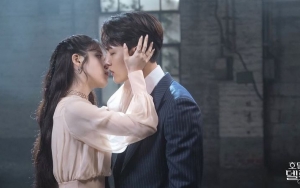IU dan Yeo Jin Goo Ciuman Romantis di 'Hotel Del Luna', Proses Syutingnya Malah Kocak