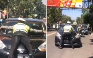 Viral Pengendara Tabrak Petugas Ogah Ditilang, Polisi Nekat Kejar Hingga Nempel di Kap Mobil