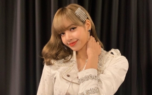 Lisa BLACKPINK Pamer Pusar Saat Berangkat ke Paris, Begini Kata Netter