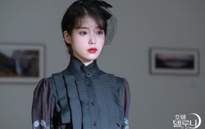 IU Dipuji Sempurna Reka Ulang Gaya Audrey Hepburn di 'Hotel Del Luna'