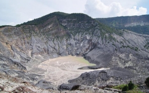 Gunung Tangkuban Parahu Erupsi Semburkan Abu Setinggi 2.000 Mdpl, Pengunjung Dievakuasi
