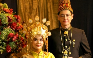 Roger Danuarta Berlutut Meminta Restu, Cut Meyriska Menangis di Pelukan Ayah