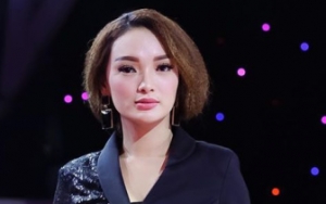 Tenteng Tas 400 Juta, Zaskia Umbar Kaki Mulus 'Nempel' Eko Patrio Diledek Gaun Kurang Bahan