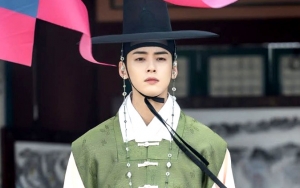 Cha Eunwoo Buka-Bukaan Saat Mandi Kembang di Cuplikan 'Rookie Historian Goo Hae Ryung'