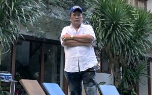Hotman Paris Hutapea Unggah Foto Bareng Bule, Netizen Salfok Lihat Ini