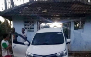 Pulang Foto Prewedding di Benteng Kuno, Pemuda Ini 'Tanpa Sadar' Kemudikan Mobil ke Tengah Kuburan
