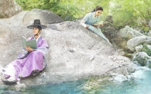 Cha Eunwoo Curi-Curi Pandang ke Shin Se Kyung di Foto Adegan 'Rookie Historian Goo Hae Ryung'
