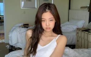 Jennie BLACKPINK Ditegur Fans Gara-Gara Ngangkang di Foto Baru