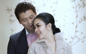 Syahrini Ungkap Tulisan Nama Reino Barack di Ponsel, Penampilan Sederhana Dipuji Bawaan 'Bayi'