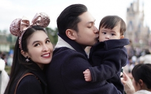 Ganteng dan Tajir, Suami Sandra Dewi Rela 'Abaikan' Meeting Demi Antar Anak ke Sekolah