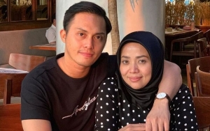 Muzdalifah Rangkul Erat Lengan Suami Brondong di Foto Ini, Takut Direbut Cewek Lain?