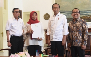 Temui Jokowi dan Terima Keppres Amnesti, Baiq Nuril: Saya Mau Pajang Dengan Bingkai Emas
