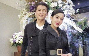 Gaya Centil Syahrini Elus Perut, Reino Barack: Belahan Jiwaku Hingga Maut Memisahkan