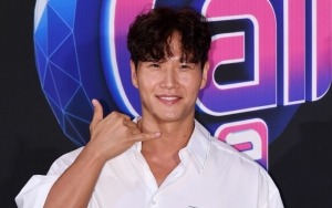 Pakaian Kim Jong Kook di 'Running Man' Diejek Gara-Gara Bagian Ini Ngintip Terus