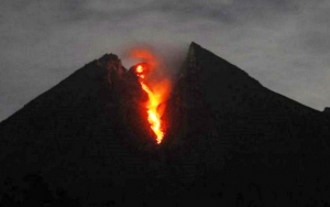 Gunung Merapi Kembali Muntahkan Lava Pijar Hingga 4 Kali, Jarak Luncur Capai 950 Meter