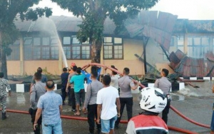 Gedung Biro Logistik Polda NTT Terbakar, Warganet Soroti Sikap Santai Aparat