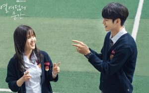 Kim Hyang Gi Nyatakan Cinta Pada Ong Sung Woo, 'Moment At Eighteen' Dipuji Imut