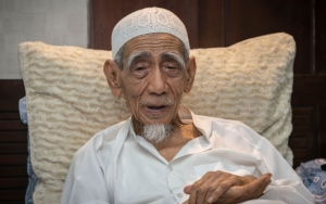  Sosok Sederhana Mbah Moen Terungkap, Pilih Naik Mobil Patwal Meski Sudah Disiapkan Alphard