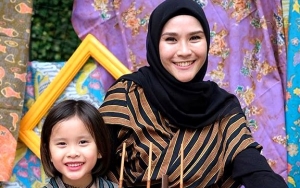 Zaskia Adya Mecca Keluhkan Hobi Seram Anaknya, Jadi 'Hantu' dan 'Ondel-Ondel'