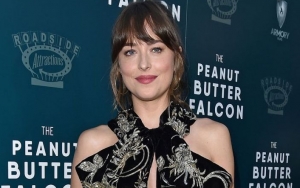 Dakota Johnson Buka Suara Soal 'Celah Gigi', Akui Merasa Stres