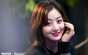 Kini Pacaran dengan Kang Daniel, Momen Jihyo Twice 'Tolak' Dipegang Fanboy Jadi Sorotan