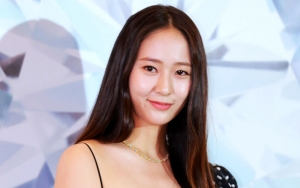 Krystal f(x) Cantik Feminin di Event Terbaru, Senyum Mahal Plus Wajah Judes Jadi Sorotan