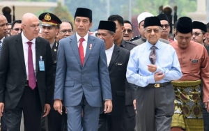 Jokowi Pamer Disetiri Langsung Oleh PM Malaysia Mahathir, Warganet Kembali 'Sentil' Mobil Esemka